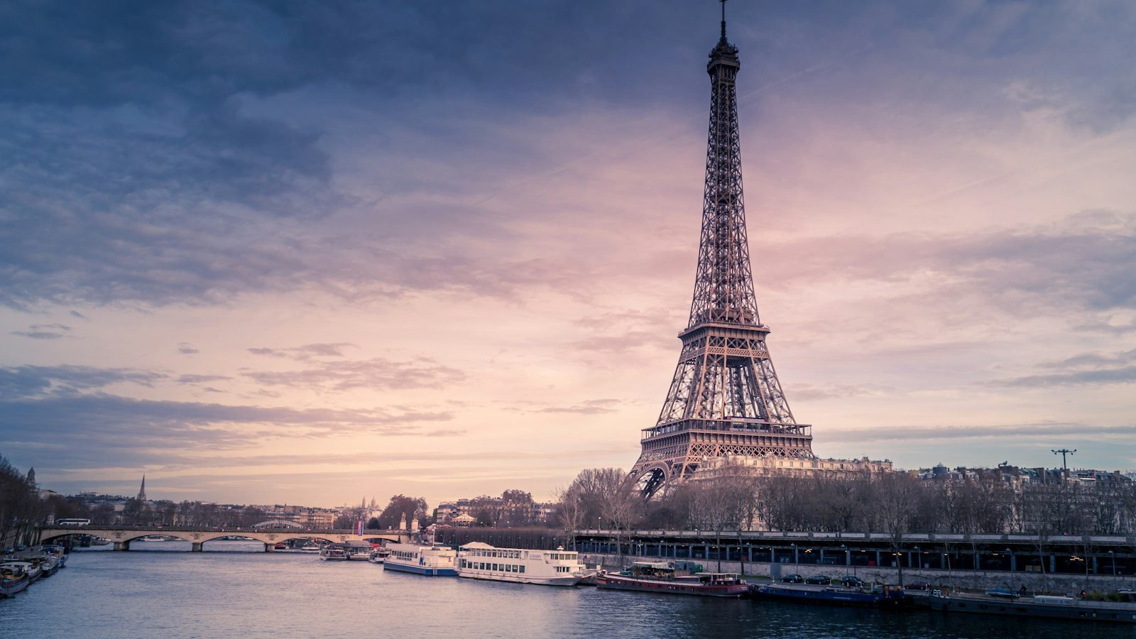 Paris at first light, the Seine and the Eiffel Tower: the city where a protected visit is decided in its first hour